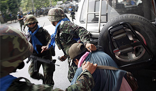 Тайские войска штурмовали лагерь оппозиции Тайские войска штурмовали лагерь оппозиции