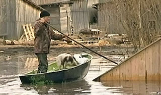 В Якутии жители покидают затопленные дома В Якутии жители покидают затопленные дома