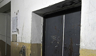 Женщина с ножом напала на детей в лифте Женщина с ножом напала на детей в лифте