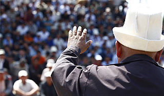 В Киргизии губернатор сбежал от митингующих В Киргизии губернатор сбежал от митингующих