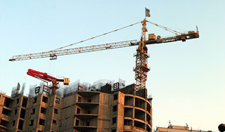 Мужчина захватил кран из-за зарплаты Мужчина захватил кран из-за зарплаты