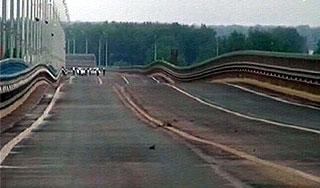 Ветер и волны раскачали мост через Волгу Ветер и волны раскачали мост через Волгу