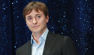 Звезды расписали фарфор ради жизни детей Звезды расписали фарфор ради жизни детей