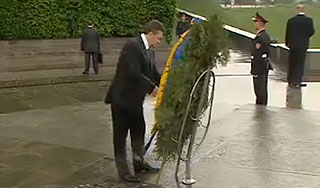 Упавший на Януковича венок уйдет с молотка Упавший на Януковича венок уйдет с молотка