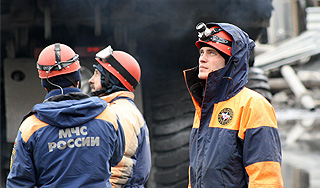 Спасатели готовы спуститься в "Распадскую" Спасатели готовы спуститься в "Распадскую"