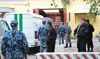 Преступники обстреляли сотрудников ФСИН Преступники обстреляли сотрудников ФСИН