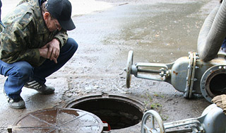 Женщина сидела в колодце с водой 8 часов Женщина сидела в колодце с водой 8 часов