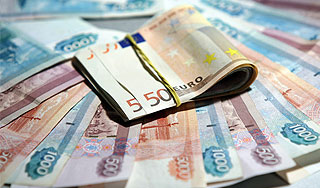 Рубль отвоевал у евро сразу 73 копейки Рубль отвоевал у евро сразу 73 копейки