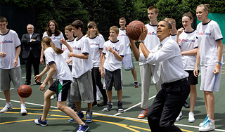 Обама поучил российских детей баскетболу Обама поучил российских детей баскетболу