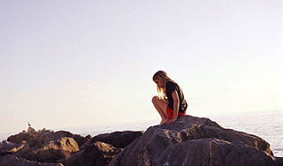 Школьница бросилась со скалы из-за подруги Школьница бросилась со скалы из-за подруги