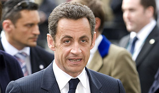 В Николя Саркози запустили бутылкой (видео) В Николя Саркози запустили бутылкой (видео)