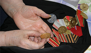 Медали ветеранов выбросили в мусор Медали ветеранов выбросили в мусор