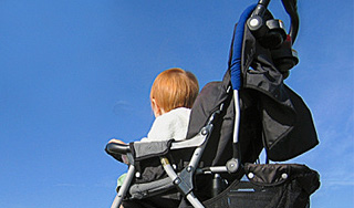 В Австралии поезд сбил коляску с малышом В Австралии поезд сбил коляску с малышом