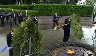 Ударивший Януковича венок ушел за 160 тысяч Ударивший Януковича венок ушел за 160 тысяч