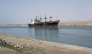 Песчаная буря закрыла Суэцкий канал Песчаная буря закрыла Суэцкий канал