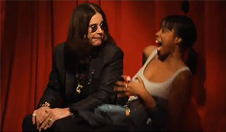 Оззи Особорн напугал фанатов (видео) Оззи Особорн напугал фанатов (видео)