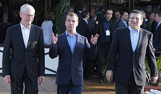 Медведев накормил главных европейцев ухой Медведев накормил главных европейцев ухой