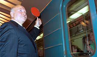 Лужков пригрозил главе московского метро Лужков пригрозил главе московского метро