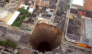 Огромный пролом поглотил два здания Огромный пролом поглотил два здания