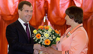 Президент наградил многодетных родителей Президент наградил многодетных родителей