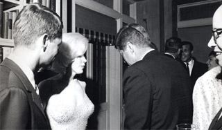 Показан "выживший" снимок Монро и Кеннеди Показан "выживший" снимок Монро и Кеннеди