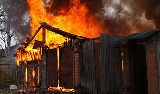 Дядя забыл племянника в горящем доме Дядя забыл племянника в горящем доме