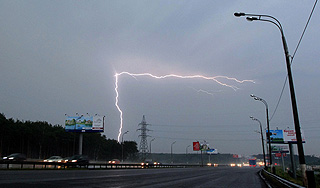 Два москвича пострадали от удара молнии Два москвича пострадали от удара молнии