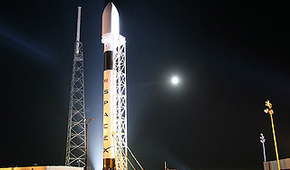 В США запустили первую частную ракету В США запустили первую частную ракету