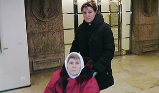 Родные решились выслать русскую бабушку Родные решились выслать русскую бабушку