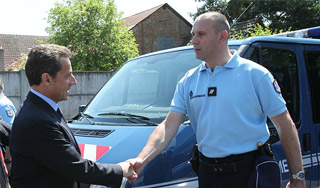 Саркози отказался от высоких охранников Саркози отказался от высоких охранников