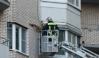 Спасатели сняли малыша с карниза 8 этажа Спасатели сняли малыша с карниза 8 этажа