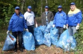 Жириновцы убирали мусор на пляже