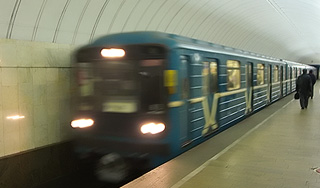 Мужчина выжил после прыжка под метропоезд Мужчина выжил после прыжка под метропоезд