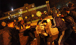 В беспорядках в Киргизии снова гибнут люди В беспорядках в Киргизии снова гибнут люди