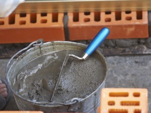 Железнодорожники незаконно строят дом