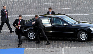 Януковича спасают от покушения Януковича спасают от покушения