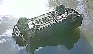 Иномарка упала в реку в центре Москвы Иномарка упала в реку в центре Москвы