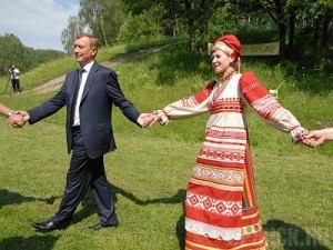 Власти хороводились и пели