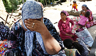 Киргизия скорбит по погибшим в беспорядках Киргизия скорбит по погибшим в беспорядках