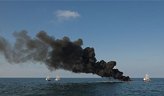 Молния подожгла судно BP с нефтью Молния подожгла судно BP с нефтью