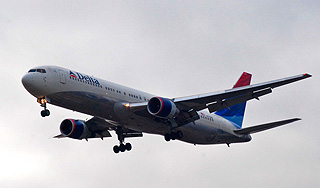 Россиянин в самолете избил родственника Россиянин в самолете избил родственника