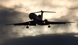 Подростки хотели ослепить пилота самолета Подростки хотели ослепить пилота самолета