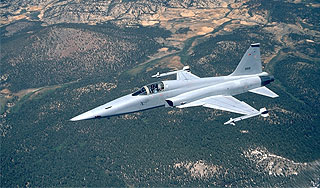 Корейский истребитель F-5 рухнул в море Корейский истребитель F-5 рухнул в море