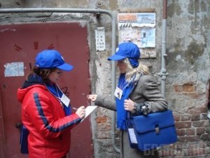 Отличить настоящего переписчика от мошенника брянский житель сможет по синему шарфу