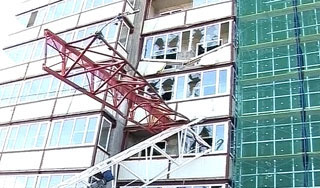 Упавший строительный кран убил людей Упавший строительный кран убил людей