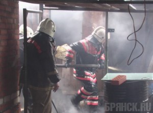 На Демьяна Бедного сгорела баня, гараж, автомобиль и пристройка