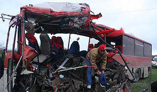 В Омске КамАЗ врезался в колонну с детьми В Омске КамАЗ врезался в колонну с детьми
