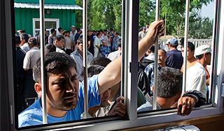 В Киргизию вернулись десятки тысяч беженцев В Киргизию вернулись десятки тысяч беженцев