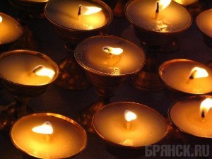 В Лесных сараях зажгли свечи памяти