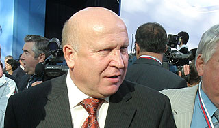 Хулиган бросил бутылку в машину губернатора Хулиган бросил бутылку в машину губернатора